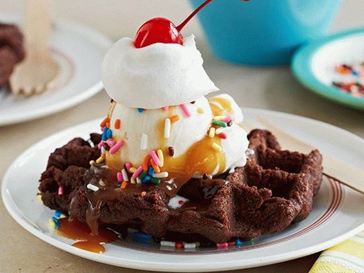 फोटो सेंड - आइसक्रीम के साथ चॉकलेट ब्राउनी वफ़ल की मिठाई