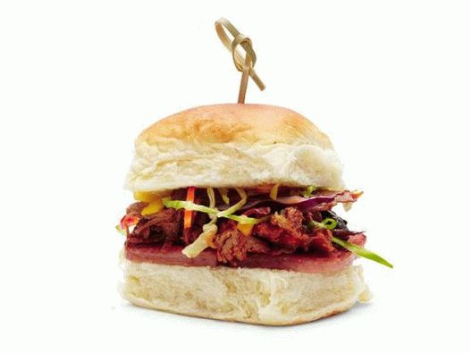 रैग्ड पोर्क, हैम और उष्णकटिबंधीय कोलेसलाव सलाद के साथ फोटो सैंडविच