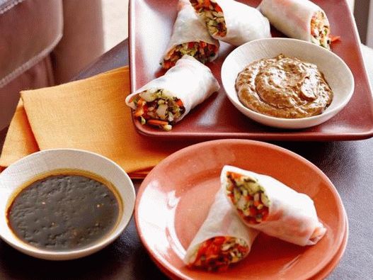 ताजा सब्जियों के साथ फोटो स्प्रिंग रोल और दो डुबकी सॉस
