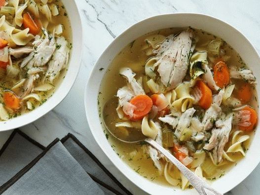 एक धीमी कुकर में चिकन और नूडल्स के साथ फोटो सूप