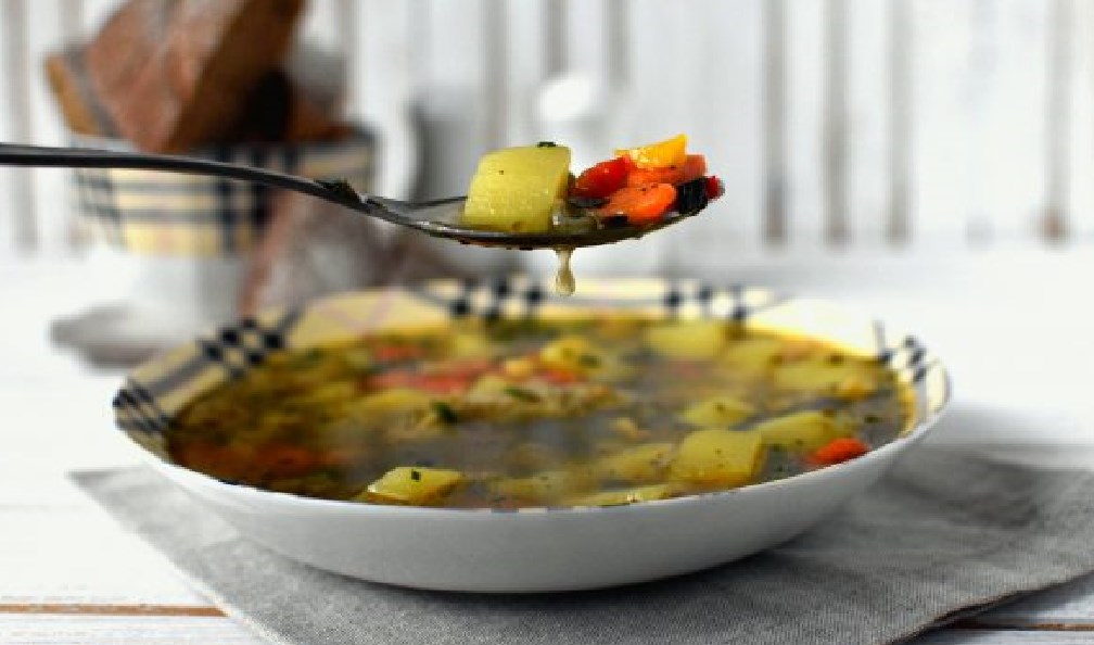 गर्मियों की सब्जियों के साथ सूप