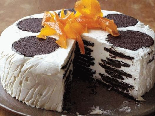 नारंगी-कारमेल व्हीप्ड क्रीम के साथ एक आइस-केक की तस्वीर