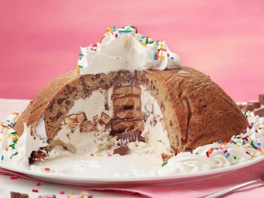 चॉकलेट चिप्स और आइसक्रीम के साथ कुकी बम केक की तस्वीर