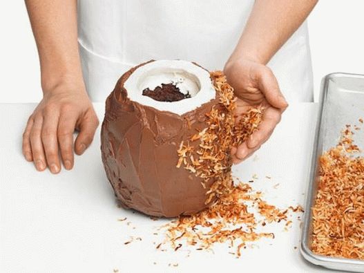आइसिंग के लिए मुट्ठी भर तले हुए नारियल के गुच्छे दबाएं