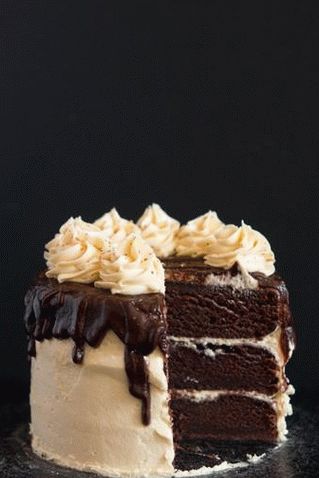 वेनिला बटर क्रीम के साथ फोटो वेट चॉकलेट केक