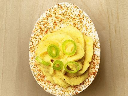 व्हीप्ड क्रीम से भरे अंडे की तस्वीर
