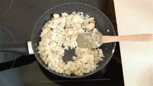 चावल के साथ जापानी आमलेट