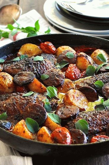 Chorizo ​​और आलू के साथ बेक्ड चिकन की तस्वीर