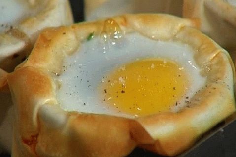 फिलाट बास्केट में अंडे के साथ बेक्ड मशरूम