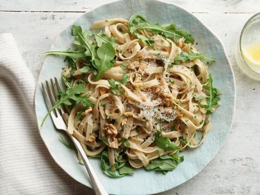 अखर ट और आर ग ल  क  स थ Fettuccine प स त 