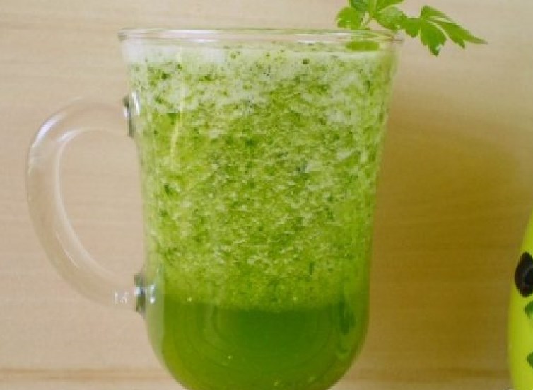 ककड़ी के साथ हरी स्मूदी