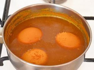 पीले ईस्टर अंडे